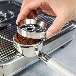 Magnetic dosing funnel