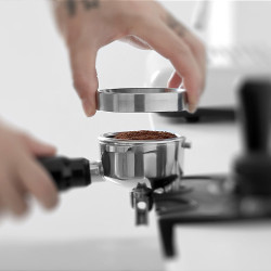 Magnetic dosing funnel