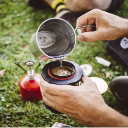 Aparat de cafea de voiaj Cafflano Compact (negru) + carcasă solidă gratuit 