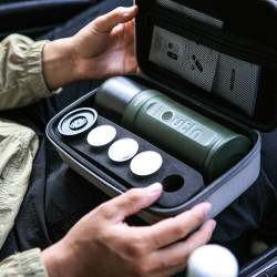 Outin Set Nano (Forest Green) - aparat de cafea de călătorie + husă de protecție