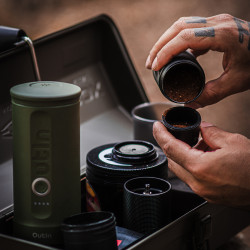 Outin Set Nano (Forest Green) - aparat de cafea de călătorie + husă de protecție