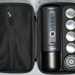 Outin Set Nano (Space Grey) - aparat de cafea de călătorie + husă de protecție