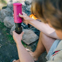 Outin Nano (Crimson Red) - aparat de cafea de călătorie