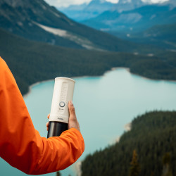 Outin Nano (Pearl White) - aparat de cafea de călătorie